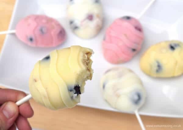 Frozen yoghurt breakfast popsicles - cute and easy Easter dessert idea that kids will love