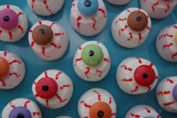 Eats Amazing UK - Edible Eyeballs made from marshmallows topped with smarties - great party food or sweet treat for Halloween