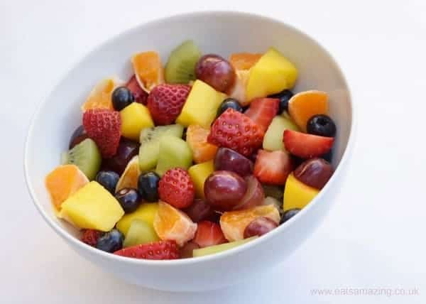 Easy Rainbow Fruit Salad Recipe de Eats Amazing UK: una de sus recetas fáciles para niños