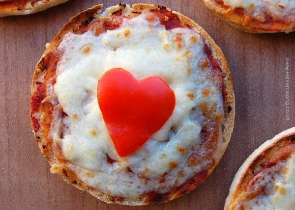 English muffin pizza recipe for kids from Eats Amazing UK - with free printable recipe sheet to download