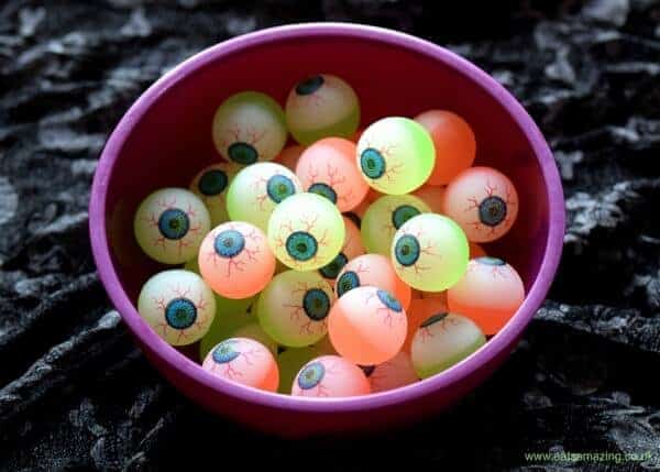 10 Alternative Trick or Treat Ideas for kids without all the sugar - Eyeball bouncy balls make great Halloween gifts