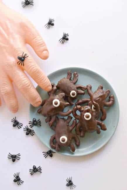 Over 15 Awesome Spider Food Ideas - Chocolate Halloween Spiders - Fork & Beans