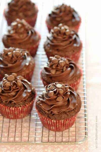 Quick and easy chocolate cupcakes recipe with chocolate buttercream icing and a chocolate melting middle - Eats Amazing