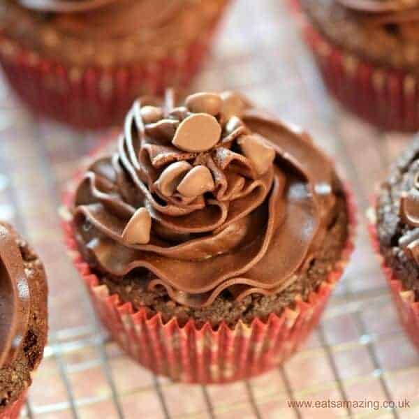 Yummy quick and easy chocolate cupcakes recipe with chocolate buttercream icing and a chocolate melting middle - Eats Amazing UK
