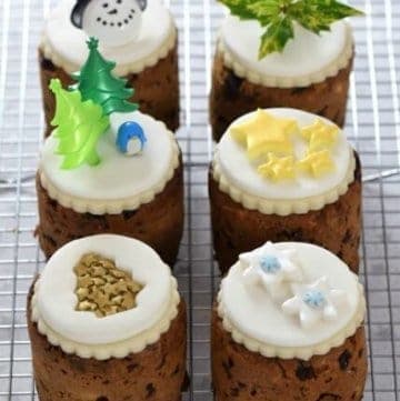 Easy mini christmas cakes in tin cans recipe - I used mini baked bean tins to bake these cute little cakes - great homemade gift idea from Eats Amazing