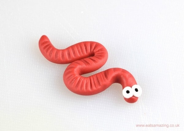 Cute and Easy Worm fondant icing cupcake topper tutorial - Eats Amazing UK