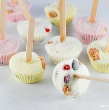 Super easy frozen breakfast pops for kids - fun healthy snack recipe made in muffin cups from Eats Amazing UK