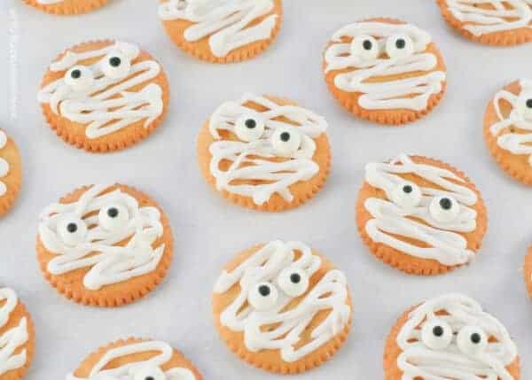 Receta súper rápida y fácil de galletas Ritz de momia - Comida divertida de Halloween para niños - Idea divertida de comida de Halloween de Eats Amazing UK