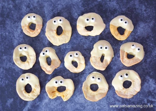 How to make apple ghosts - fun and easy Halloween treat for kids that is perfect for Halloween party food