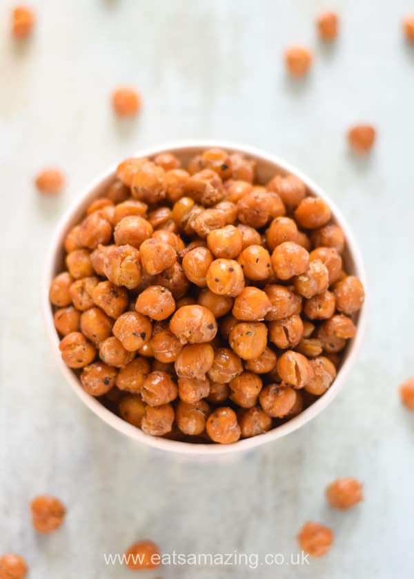 How to make crunchy chickpeas - this easy garlic and herb roasted chickpeas recipe is great for healthy snacks