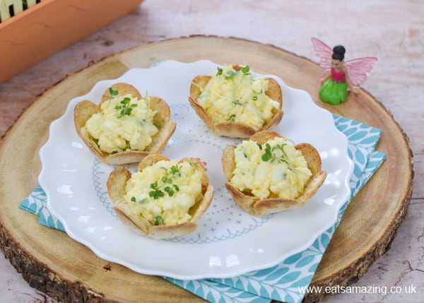 Tazas de tortilla con huevo y caqui: una linda comida en forma de flor para niños en el jardín o una fiesta de cuento de hadas