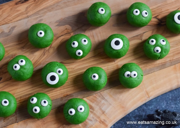 Süßes und einfaches Rezept für Halloween-Monster-Erdnussbutterbällchen für Kinder