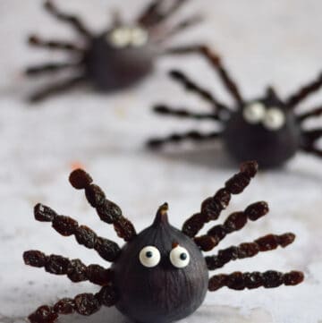 How to make fun and easy fig and raisin spiders - cute and healthy Halloween snack idea for kids