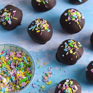How to make chocolate covered cake balls - easy recipe for leftover cake