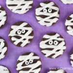 Recette amusante et simple de biscuits de maman pour la cuisson d'Halloween avec les enfants