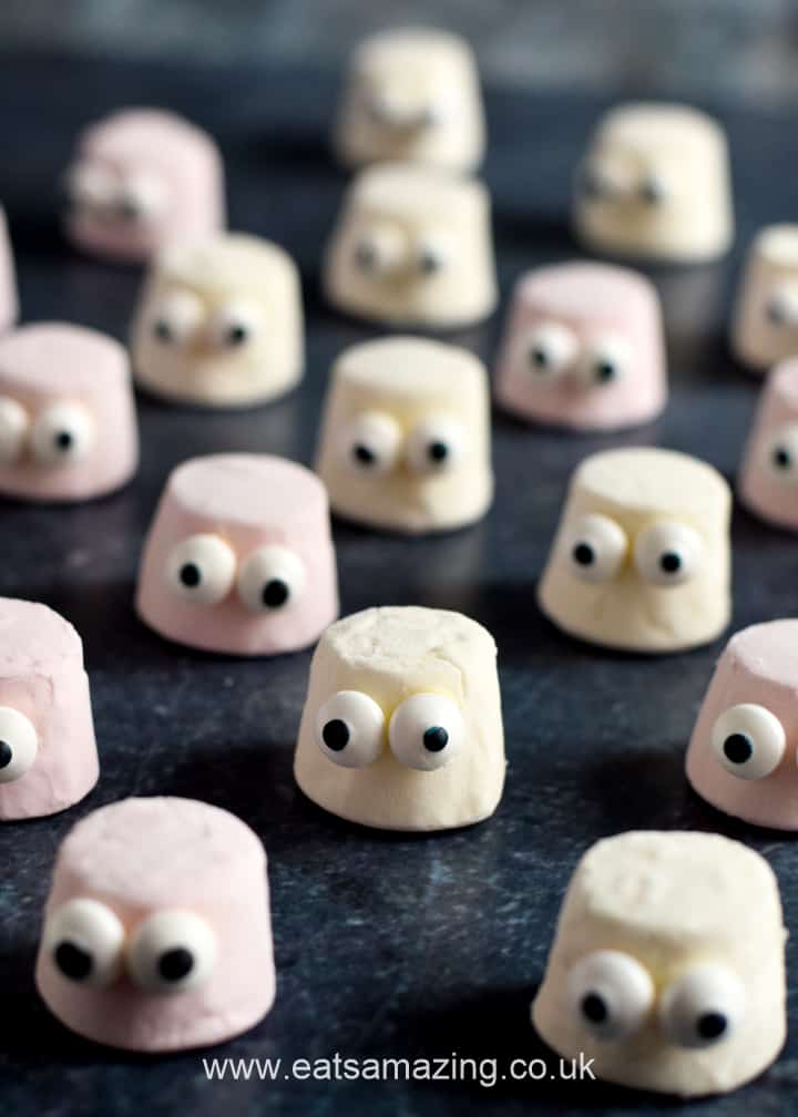 Fantazma të shpejta dhe të lehta Marshmallow - një ide argëtuese e ushqimit të Halloween për fëmijët