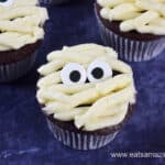 Schnelles und einfaches Rezept für Schokoladen-Cupcakes mit Mumienmotiv für Halloween