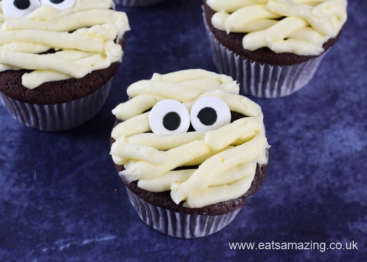 Una receta rápida y fácil de cupcakes de chocolate con temática de momia para Halloween
