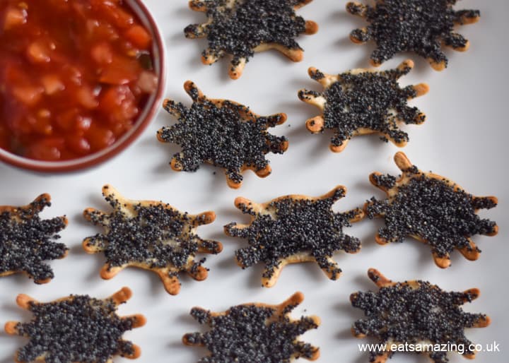 Przepis na upiorne chipsy z tortilli pająka – zabawny pomysł na jedzenie na imprezę Halloween dla dzieci