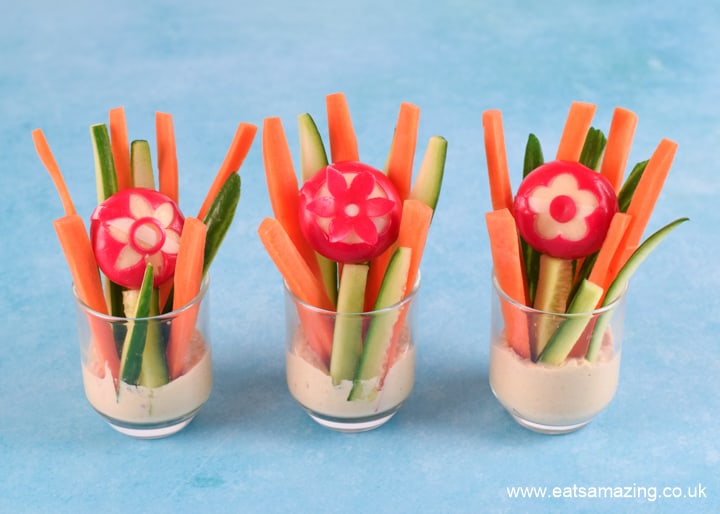 Niedliche und einfach zu verwendende rohe Blumenbecher - perfekt für gesundes Essen auf Kinderfesten mit Blumenmotiven