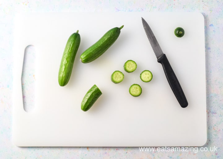 Wie man Gemüseautos macht - Schritt 2 Schneiden Sie kleine Gurken in runde Kreise