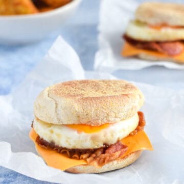 How to make a McDonalds Fakeaway Bacon and Egg Muffin - quick and easy breakfast recipe