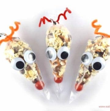 Easy reindeer snack bags recipe - a fun Christmas party food idea for kids from Eats Amazing