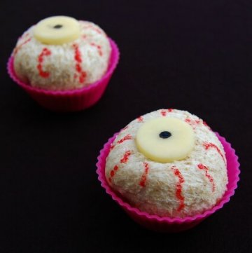 Fun eyeball sandwich balls for Halloween - easy to make and fun food idea for kids lunch boxes or Halloween party food from Eats Amazing UK